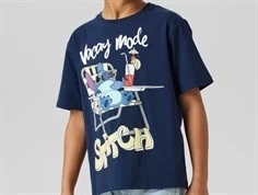 Dreng klædt i mørkeblå T-shirt med Disney Stitch-print fra Name It 13243269 navy blazer